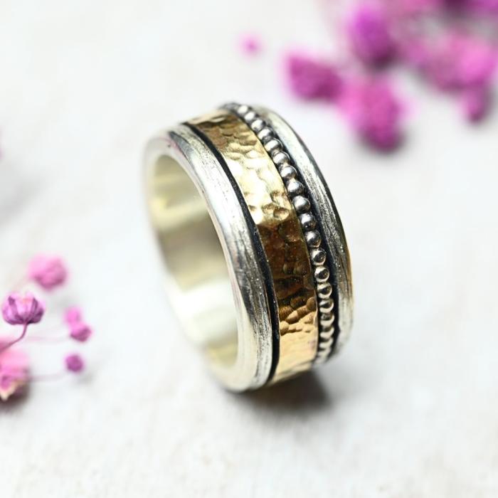 Breiter Damenring in Bicolor-Optik, gefertigt aus gehämmertem Gold und Silber, verziert mit feinem Perlenband
